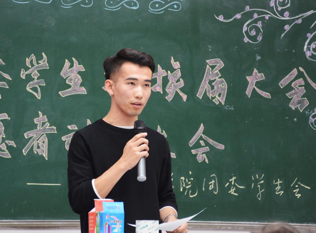 校学生会主席代表王泰康发言
