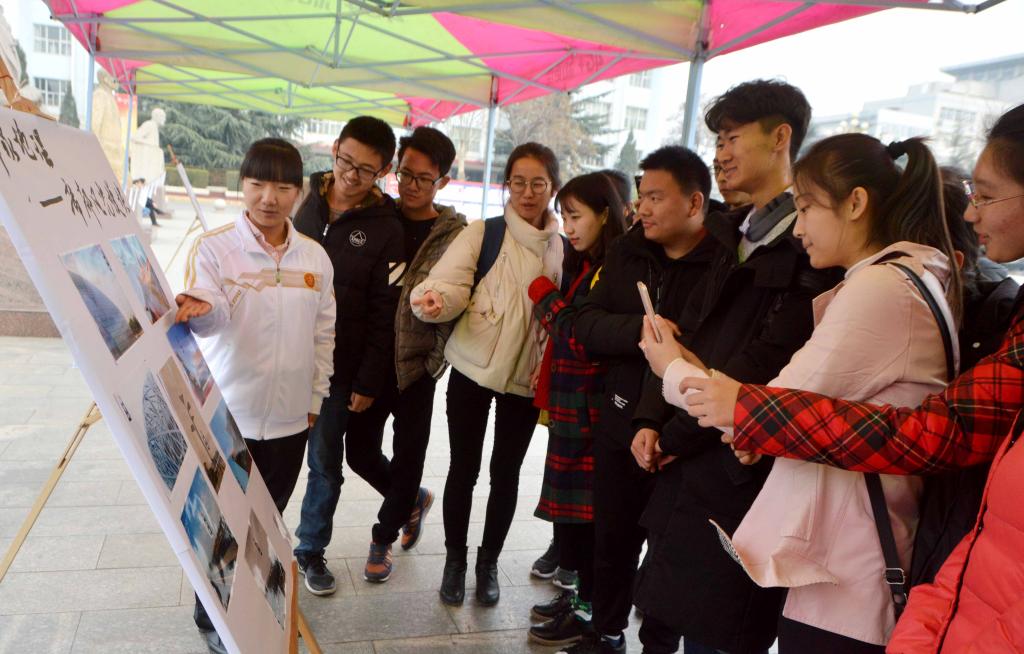 学生们参观摄影展